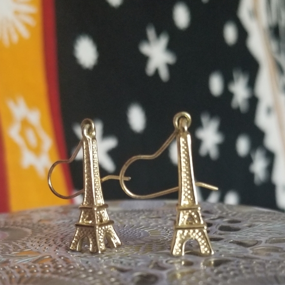 gorgeous dainty gold Eiffel Tower drop earrings - Picture 5 of 5